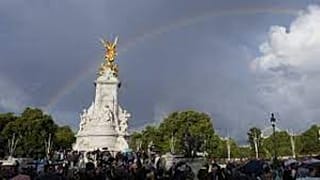 Una multitud a las puertas del palacio de Buckingham, en Londres (Reino Unido).