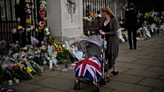 Várias gerações prestam tributo à Rainha Isabel II