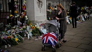 Várias gerações prestam tributo à Rainha Isabel II