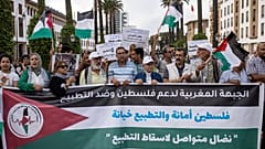 متظاهرون مغاربة يرفعون لافتات ضد تطبيع العلاقات مع إسرائيل في مظاهرة بالرباط في 9 سبتمبر 2022.