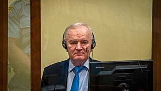 Mladic egy korábbi felvételen a bíróság előtt