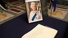 Книга соболезнований в резиденции британского посла в Риме.