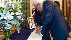 Der Italienischen Präsident Sergio Matarella trägt sich ins das Kondolenzbuch in der britischen Botschaft in Rom ein. 