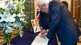 Sergio Mattarella olasz elnök részvétnyilvánító sorokat ír a római brit nagykövetségen