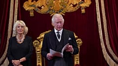 Carlos III con su esposa la reina consorte Camila, tras ser proclamado rey