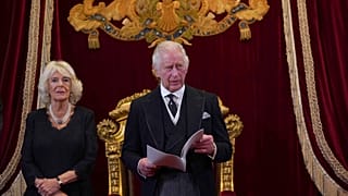 Carlos III con su esposa la reina consorte Camila, tras ser proclamado rey