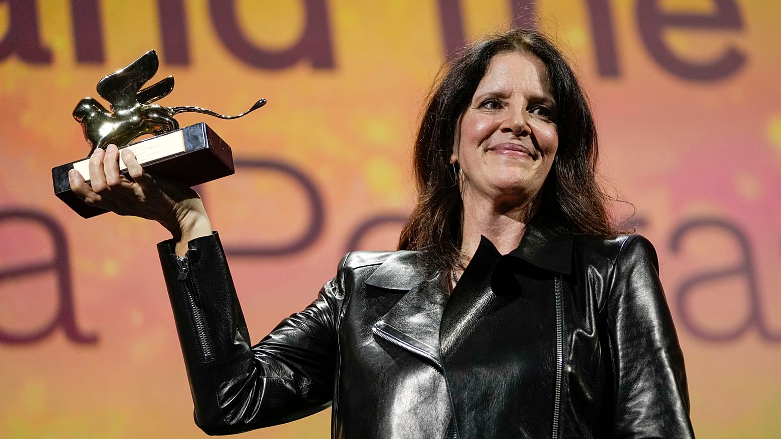 La realizadora estadounidense Laura Poitras con el León de Oro en Venecia.