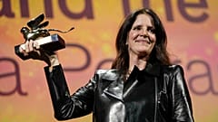 Die US-amerikanische Regisseurin Laura Poitras erhielt den Hauptpreis des Filmfestivals von Venedig für ihren Film "All The Beauty And The Bloodshed".