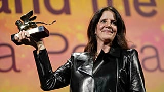 Die US-amerikanische Regisseurin Laura Poitras erhielt den Hauptpreis des Filmfestivals von Venedig für ihren Film "All The Beauty And The Bloodshed".