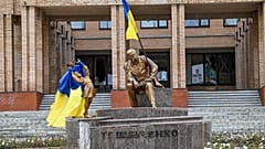 Украинские флаги на центральной площади в Балкалее