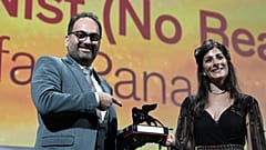 مینا کاوانی و رضا حیدری بازیگران فیلم «خرس نیست» جعفر پناهی به همراه جایزه ویژه هیئت داوران جشنواره فیلم ونیز