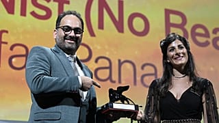 مینا کاوانی و رضا حیدری بازیگران فیلم «خرس نیست» جعفر پناهی به همراه جایزه ویژه هیئت داوران جشنواره فیلم ونیز