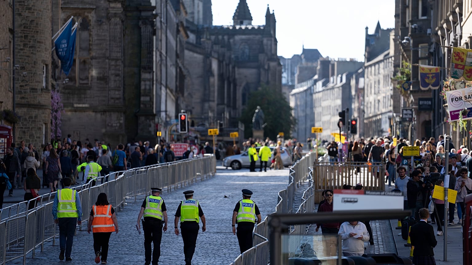 Edimburgo se prepara para que miles de personas acudan a las calles de la ciudad cuando el féretro de la reina sea llevado al Palacio de Holyroodhouse. Foto tomada el 10/09/22