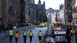 Edimburgo se prepara para que miles de personas acudan a las calles de la ciudad cuando el féretro de la reina sea llevado al Palacio de Holyroodhouse. Foto tomada el 10/09/22