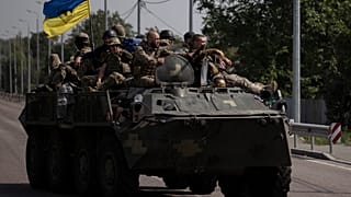 Στρατιωτικό άρμα με Ουκρανούς στρατιώτες στην περιοχή του Χάρκοβο