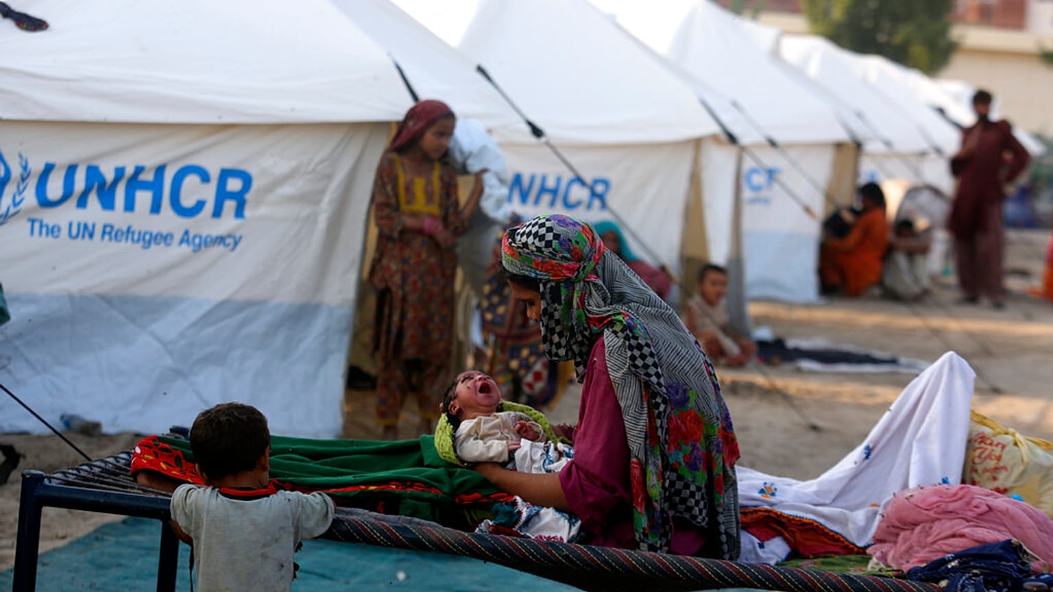Une femme et son nourrisson dans un camp à Sukkur, Pakistan, le 10 septembre 2022
