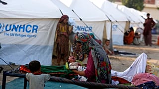 Une femme et son nourrisson dans un camp à Sukkur, Pakistan, le 10 septembre 2022