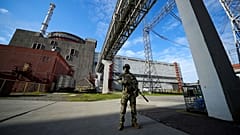 Orosz katona a zaprozzsjai atomerőmű területén