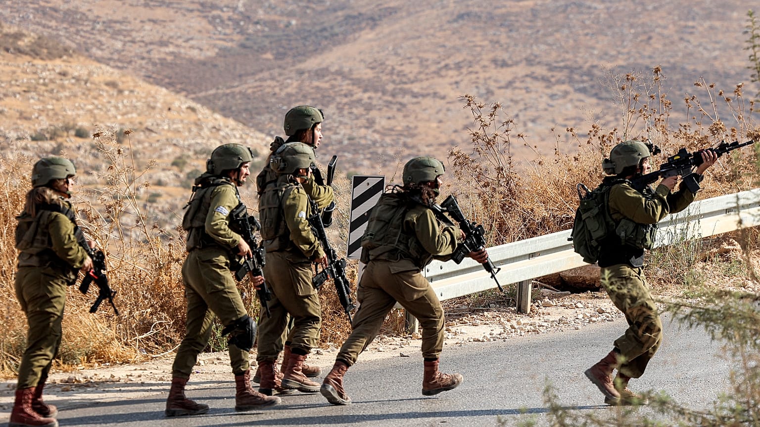 جنود إسرائيليون يواجهون تجمع فلسطينيين بشمال الضفة الغربية المحتلة.