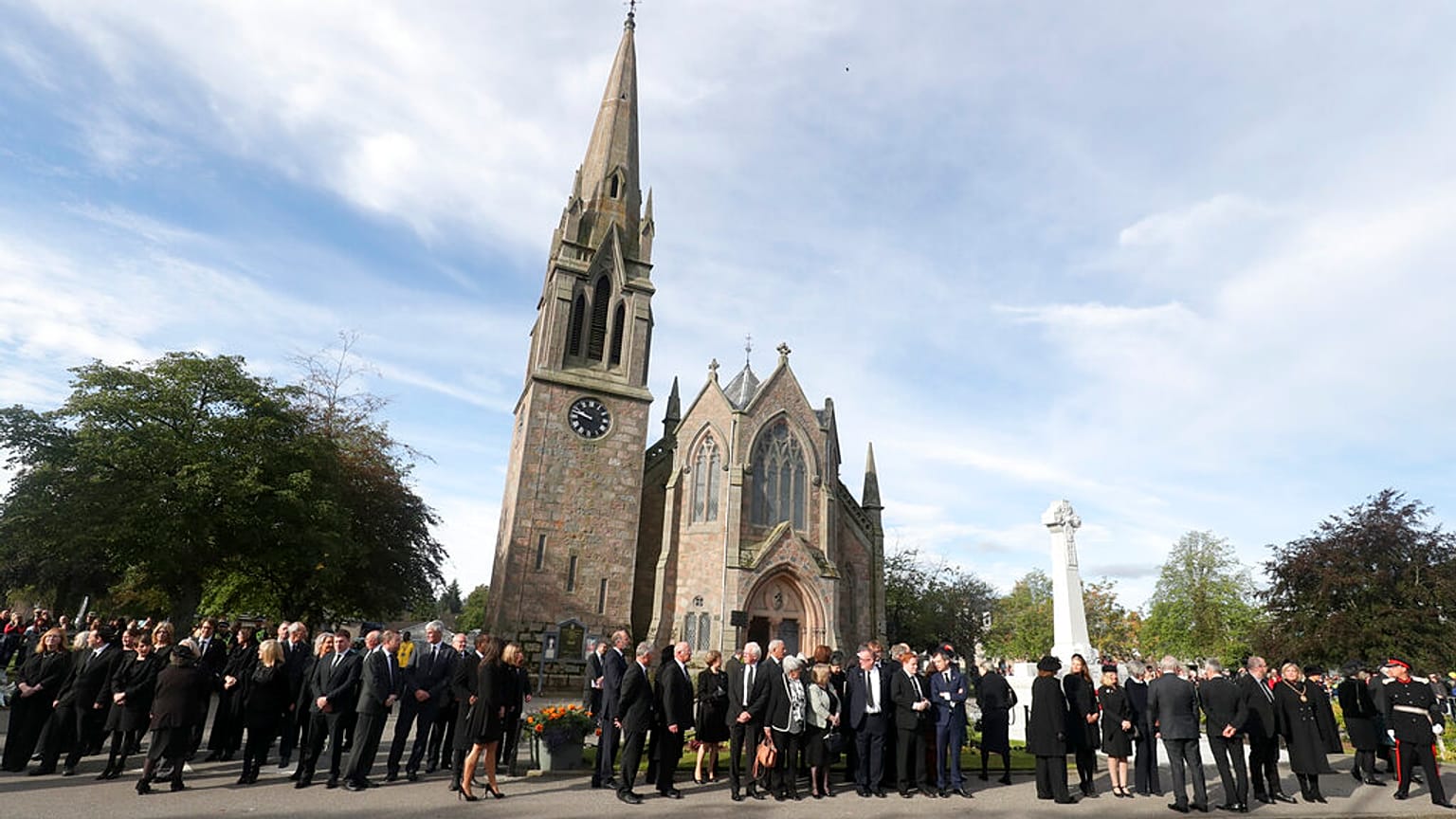 Centenares de personas esperan el paso del cortejo fúnebre en Ballater (Escocia).