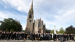 Centenares de personas esperan el paso del cortejo fúnebre en Ballater (Escocia).