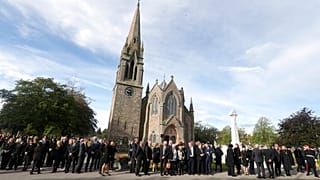 Centenares de personas esperan el paso del cortejo fúnebre en Ballater (Escocia).