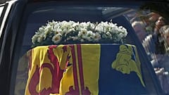 Le corbillard transportant le cercueil d'Elizabeth II, en Ecosse, le 11 septembre 2022