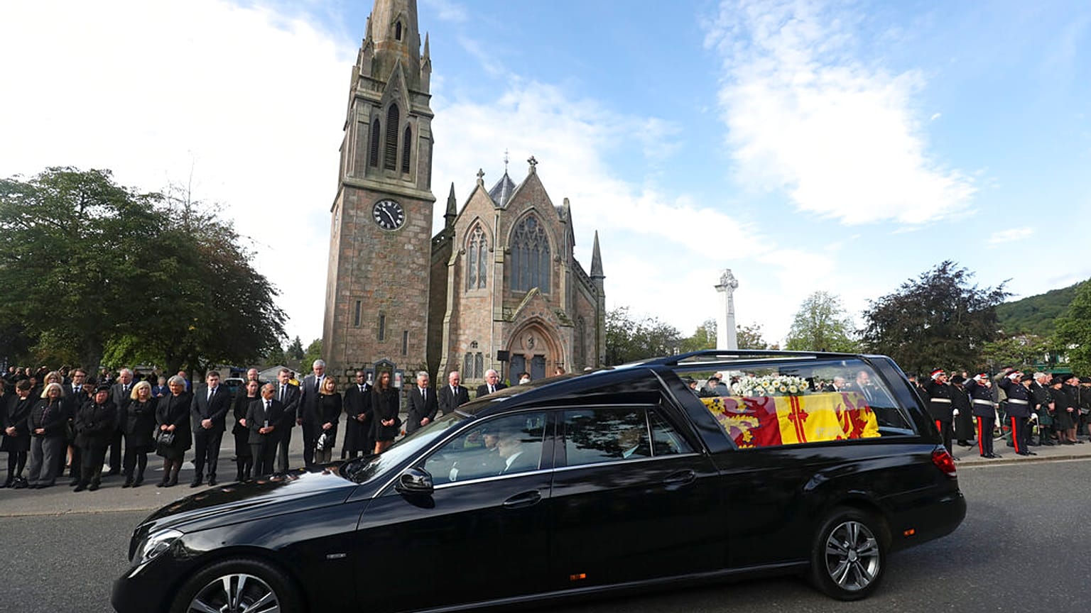 Forever Queen. Il passaggio del feretro della Regina. (Ballater, Scozia. 11.9.2022)