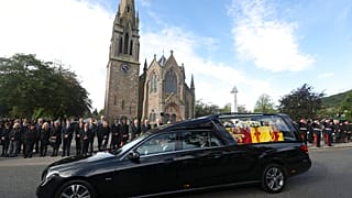 Forever Queen. Il passaggio del feretro della Regina. (Ballater, Scozia. 11.9.2022)