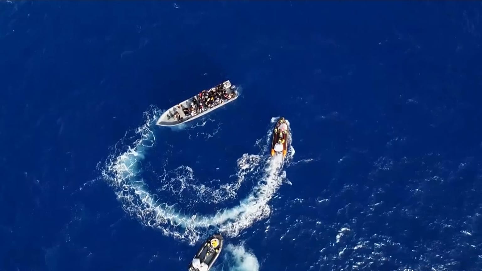 Die Seenotrettungsschiffe müssen lange warten, bis ihnen ein sicherer Hafen für die Migranten zugteilt wird.
