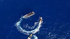 Die Seenotrettungsschiffe müssen lange warten, bis ihnen ein sicherer Hafen für die Migranten zugteilt wird.
