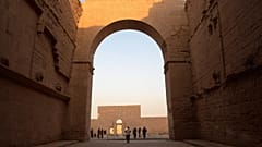 سياح يزورون مدينة الحضر الأثرية في شمال العراق. 2022/09/10