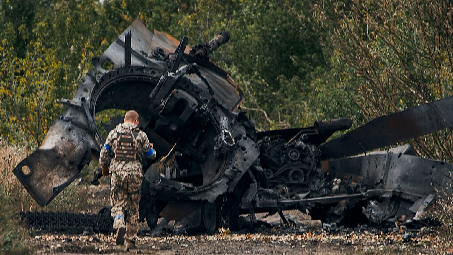 Ukrán katona halad el ey elhagyott orosz tank mellett a felszabadított területen Balakleja mellett a harkivi régióban szeptember 11-én, vasárnap