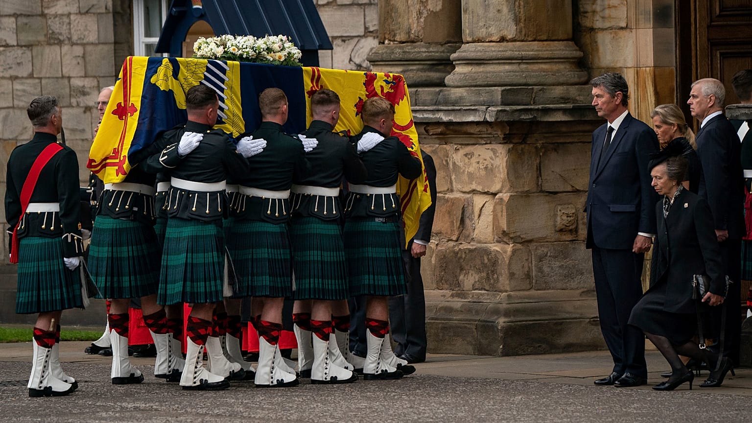 Príncipe André e Princesa Ana acompanham a chegada da urna de Isabel II a Holyroodhouse 