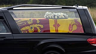 II. Erzsébet királynő koporsója útban Edinburgh felé