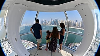 كبسولة عين دبي، أكبر وأطول عجلة مراقبة في العالم ، وتقع في المدينة الإماراتية ، بالقرب من مرسى دبي. 2021/10/21