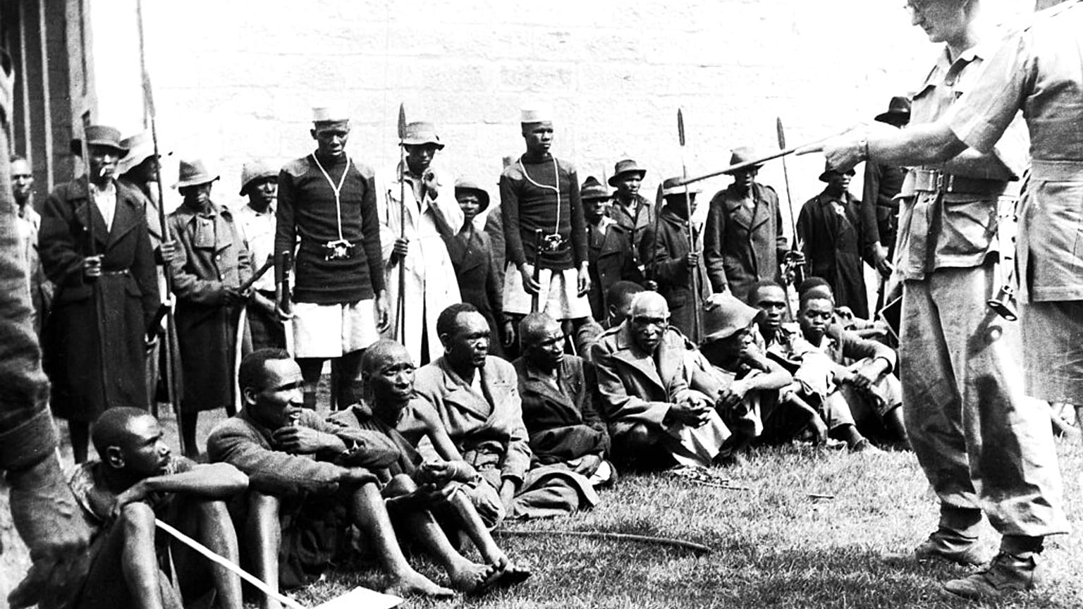 Kenya'da sömürge yönetimine karşı Mau Mau isyanı sonrasında İngiliz askerleri sorguya çekerken /Arşiv