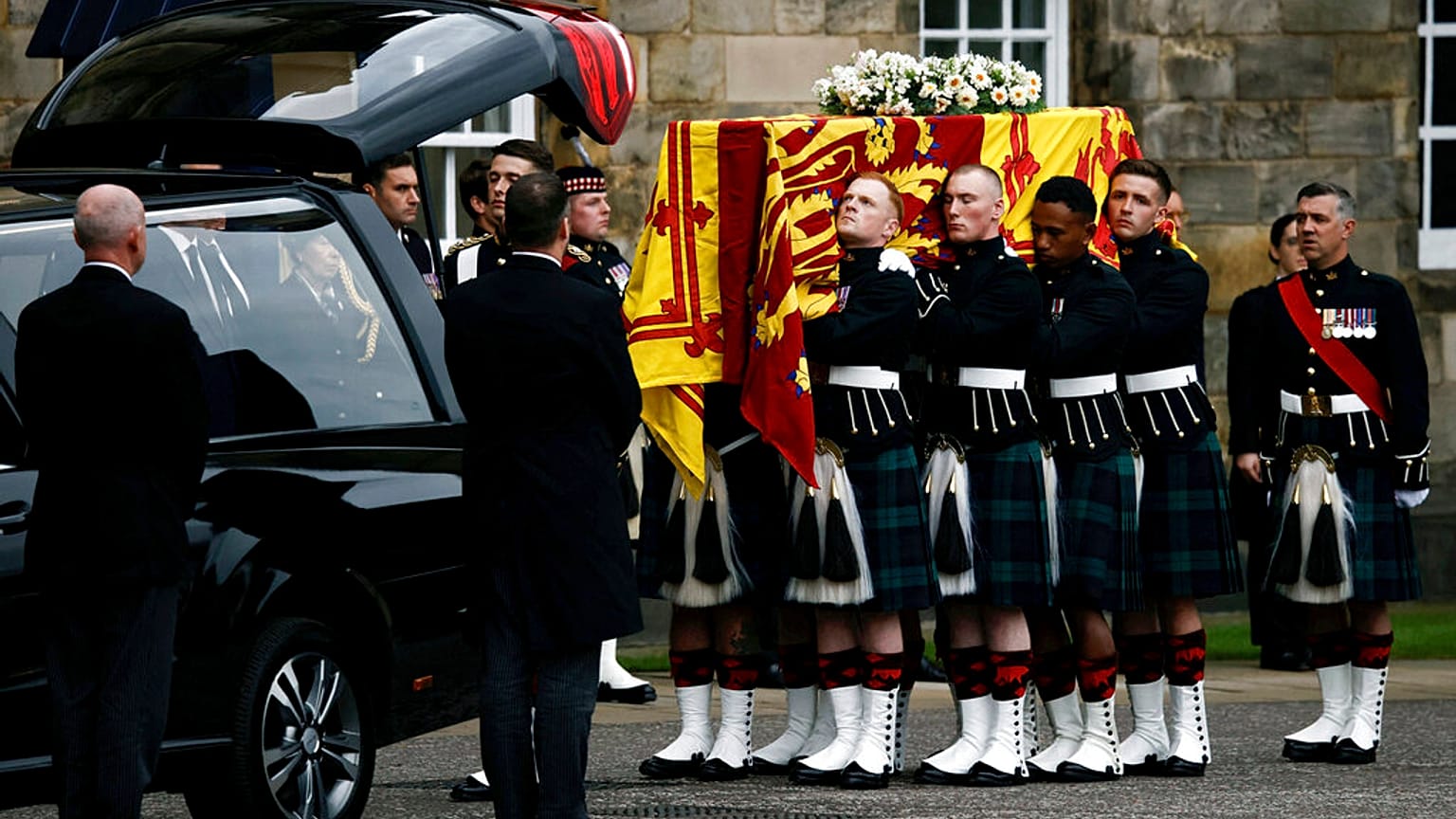 El feretro de la reina Isabel II, a su llegada a Edimburgo, sostenido por miembros del Regimiento Real de Escocia