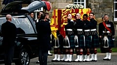 El feretro de la reina Isabel II, a su llegada a Edimburgo, sostenido por miembros del Regimiento Real de Escocia