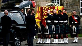 El feretro de la reina Isabel II, a su llegada a Edimburgo, sostenido por miembros del Regimiento Real de Escocia