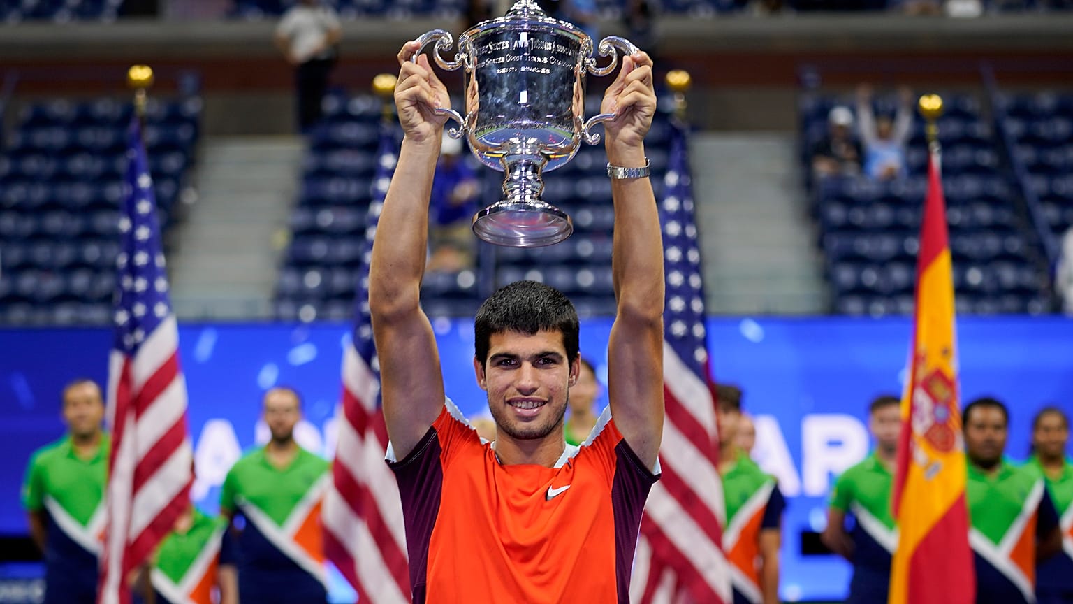 El español Carlos Alcaraz sostiene el trofeo de campeón tras derrotar al noruego Casper Ruud en la final individual masculina del Abierto de tenis de Estados Unidos