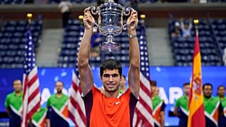 El español Carlos Alcaraz sostiene el trofeo de campeón tras derrotar al noruego Casper Ruud en la final individual masculina del Abierto de tenis de Estados Unidos