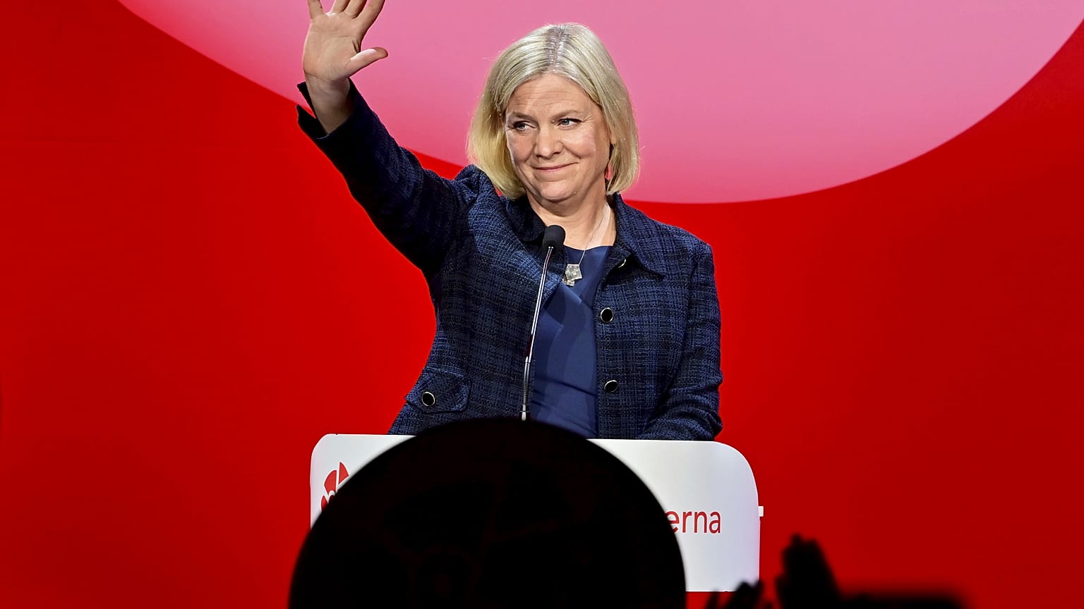 La primera ministra sueca y líder del partido socialdemócrata, Magdalena Andersson, pronuncia un discurso en la guardia electoral del Partido Socialdemócrata.