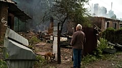Olekszander Zajcev a ház előtt, ahol az orosz csapatok kivonulása után holtan találták a barátját (Prokrovszk régió)