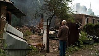 Olekszander Zajcev a ház előtt, ahol az orosz csapatok kivonulása után holtan találták a barátját (Prokrovszk régió)
