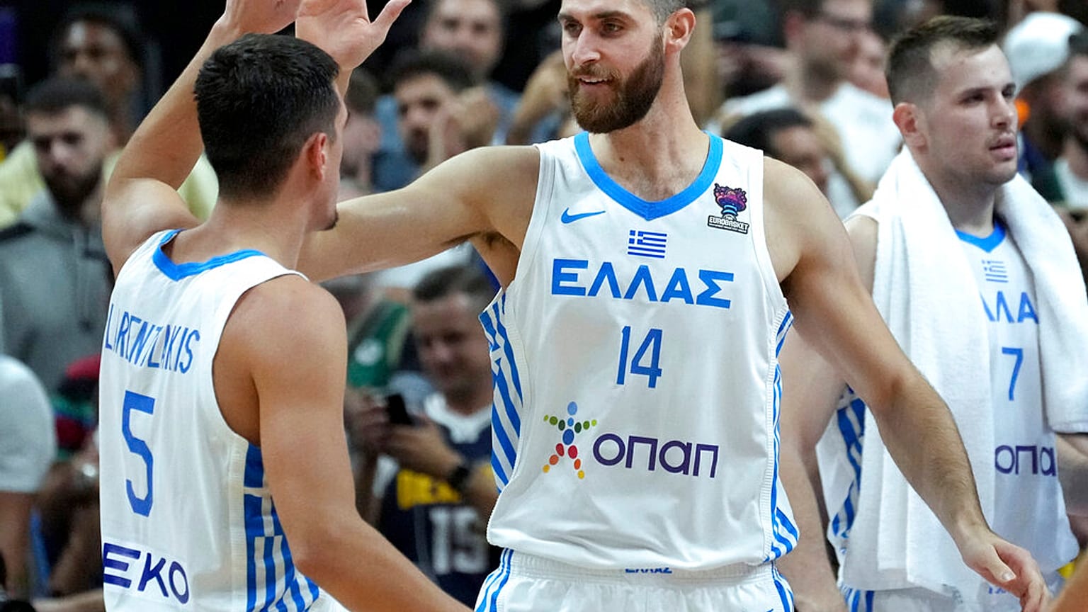 Γιαννούλης Λαρετζάκης και Γιώργος Παπαγιάννης πανηγυρίζουν στη νίκη της Ελλάδας επί της Τσεχίας στους 16 του Ευρωμπάσκετ 2022