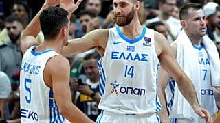 Γιαννούλης Λαρετζάκης και Γιώργος Παπαγιάννης πανηγυρίζουν στη νίκη της Ελλάδας επί της Τσεχίας στους 16 του Ευρωμπάσκετ 2022
