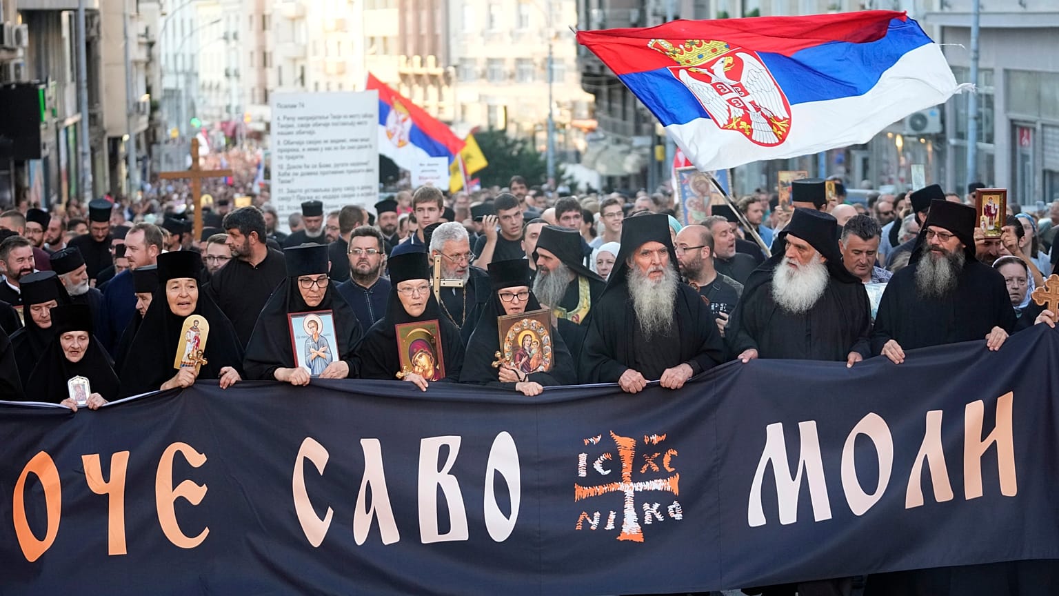 Demonstrálók vonulnak Belgrádban