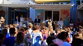 	Μαθητές παρακολουθούν τον αγιασμό για τη νέα σχολική χρονιά του 87ου Δημοτικού Σχολείου Θεσσαλονίκης, την Δευτέρα 12 Σεπτεμβρίου 2022