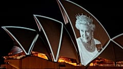 Hayatını kaybeden Kraliçe Elizabeth'in görüntüsü Sidney Opera Binası'na yansıtıldı 